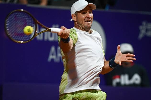 Argentina Open Tenis ATP, Tennis Herren Serbia s Dusan Lajovic returns the ball to Germany s Alexander Zverev during an Argentina Open ATP round of 16 tennis match at Guillermo Vilas Stadium in Buenos Aires, Argentina, on February 12, 2025. Buenos Aires Argentina  Copyright: xGabrielxSotelox originalFilename:sotelo-notitle250212_npSc7.jpg