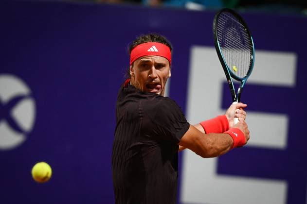 Argentina Open Tenis ATP, Tennis Herren Germany s Alexander Zverev returns the ball to Serbia s Dusan Lajovic during an Argentina Open ATP round of 16 tennis match at Guillermo Vilas Stadium in Buenos Aires, Argentina, on February 12, 2025. Buenos Aires Argentina  Copyright: xGabrielxSotelox originalFilename:sotelo-notitle250212_npEuD.jpg