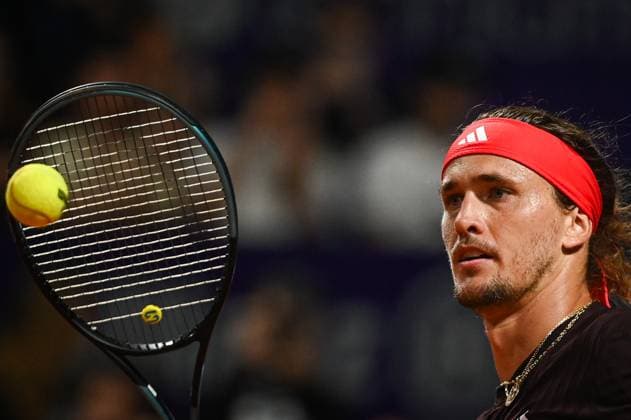 Argentina Open Tenis ATP, Tennis Herren Germany s Alexander Zverev returns the ball to Serbia s Dusan Lajovic during an Argentina Open ATP round of 16 tennis match at Guillermo Vilas Stadium in Buenos Aires, Argentina, on February 12, 2025. Buenos Aires Argentina  Copyright: xGabrielxSotelox originalFilename:sotelo-notitle250212_npoDl.jpg