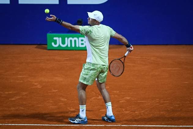 Argentina Open Tenis ATP, Tennis Herren Serbia s Dusan Lajovic returns the ball to Germany s Alexander Zverev during an Argentina Open ATP round of 16 tennis match at Guillermo Vilas Stadium in Buenos Aires, Argentina, on February 12, 2025. Buenos Aires Argentina  Copyright: xGabrielxSotelox originalFilename:sotelo-notitle250212_npwgl.jpg