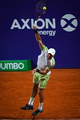 Argentina Open Tenis ATP, Tennis Herren Serbia s Dusan Lajovic returns the ball to Germany s Alexander Zverev during an Argentina Open ATP round of 16 tennis match at Guillermo Vilas Stadium in Buenos Aires, Argentina, on February 12, 2025. Buenos Aires Argentina  Copyright: xGabrielxSotelox originalFilename:sotelo-notitle250212_npbr7.jpg