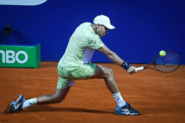 Argentina Open Tenis ATP, Tennis Herren Serbia s Dusan Lajovic returns the ball to Germany s Alexander Zverev during an Argentina Open ATP round of 16 tennis match at Guillermo Vilas Stadium in Buenos Aires, Argentina, on February 12, 2025. Buenos Aires Argentina  Copyright: xGabrielxSotelox originalFilename:sotelo-notitle250212_nph9X.jpg