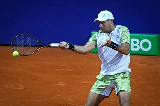 Argentina Open Tenis ATP, Tennis Herren Serbia s Dusan Lajovic returns the ball to Germany s Alexander Zverev during an Argentina Open ATP round of 16 tennis match at Guillermo Vilas Stadium in Buenos Aires, Argentina, on February 12, 2025. Buenos Aires Argentina  Copyright: xGabrielxSotelox originalFilename:sotelo-notitle250212_npLho.jpg