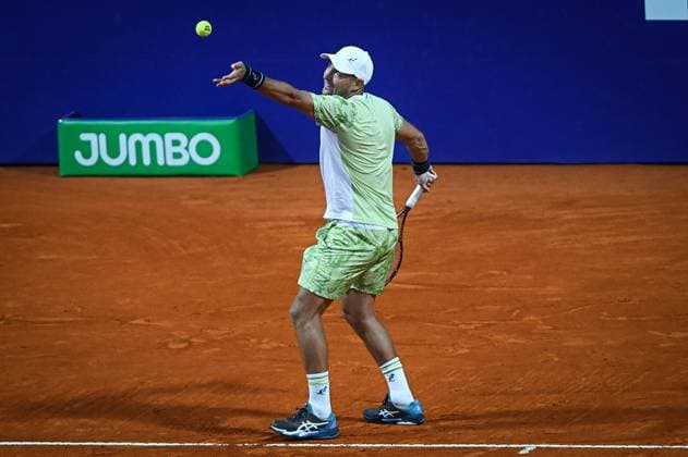 Argentina Open Tenis ATP, Tennis Herren Serbia s Dusan Lajovic returns the ball to Germany s Alexander Zverev during an Argentina Open ATP round of 16 tennis match at Guillermo Vilas Stadium in Buenos Aires, Argentina, on February 12, 2025. Buenos Aires Argentina  Copyright: xGabrielxSotelox originalFilename:sotelo-notitle250212_npS1h.jpg