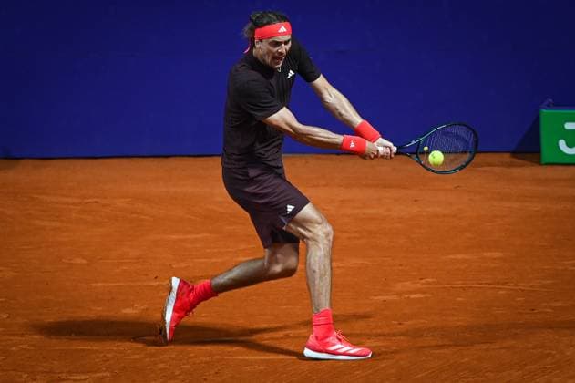 Argentina Open Tenis ATP, Tennis Herren Germany s Alexander Zverev returns the ball to Serbia s Dusan Lajovic during an Argentina Open ATP round of 16 tennis match at Guillermo Vilas Stadium in Buenos Aires, Argentina, on February 12, 2025. Buenos Aires Argentina  Copyright: xGabrielxSotelox originalFilename:sotelo-notitle250212_np3Hi.jpg