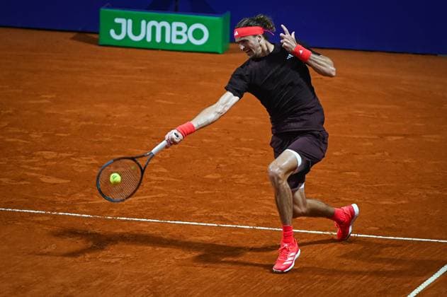 Argentina Open Tenis ATP, Tennis Herren Germany s Alexander Zverev returns the ball to Serbia s Dusan Lajovic during an Argentina Open ATP round of 16 tennis match at Guillermo Vilas Stadium in Buenos Aires, Argentina, on February 12, 2025. Buenos Aires Argentina  Copyright: xGabrielxSotelox originalFilename:sotelo-notitle250212_npxsg.jpg