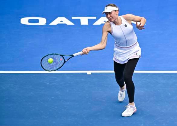 QATAR TOTALENERGIES OPEN - QUARTER-FINALS Ekaterina Alexandrova competes in her quarterfinals match against Jessica Pegula of the United States during the WTA, Tennis Damen Qatar TotalEnergies Open 2025 tennis tournament at the Khalifa International Tennis Complex in Doha, Qatar, on February 13, 2025. DOHA Qatar Copyright: xNOUSHADx