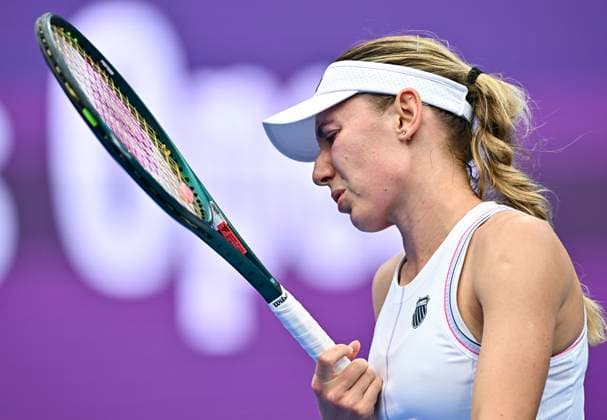 QATAR TOTALENERGIES OPEN - QUARTER-FINALS Ekaterina Alexandrova competes in her quarterfinals match against Jessica Pegula of the United States during the WTA, Tennis Damen Qatar TotalEnergies Open 2025 tennis tournament at the Khalifa International Tennis Complex in Doha, Qatar, on February 13, 2025. DOHA Qatar Copyright: xNOUSHADx