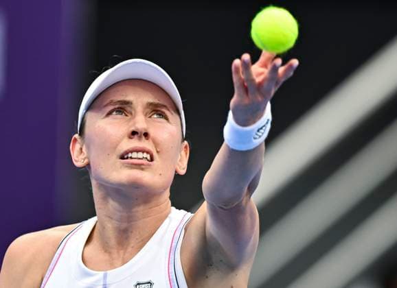 QATAR TOTALENERGIES OPEN - QUARTER-FINALS Ekaterina Alexandrova competes in her quarterfinals match against Jessica Pegula of the United States during the WTA, Tennis Damen Qatar TotalEnergies Open 2025 tennis tournament at the Khalifa International Tennis Complex in Doha, Qatar, on February 13, 2025. DOHA Qatar Copyright: xNOUSHADx
