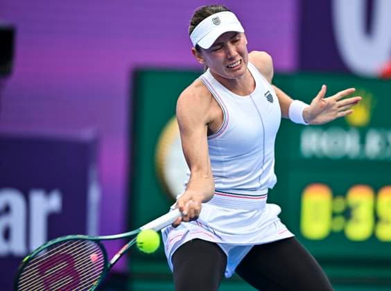 QATAR TOTALENERGIES OPEN - QUARTER-FINALS Ekaterina Alexandrova competes in her quarterfinals match against Jessica Pegula of the United States during the WTA, Tennis Damen Qatar TotalEnergies Open 2025 tennis tournament at the Khalifa International Tennis Complex in Doha, Qatar, on February 13, 2025. DOHA Qatar Copyright: xNOUSHADx