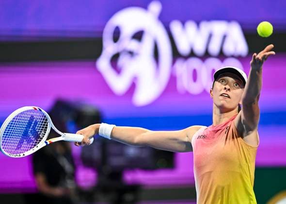 QATAR TOTALENERGIES OPEN - QUARTER-FINALS Iga Swiatek of Poland competes in her quarterfinals match against Elena Rybakina of Kazakistan during the WTA, Tennis Damen Qatar TotalEnergies Open 2025 tennis tournament at the Khalifa International Tennis Complex in Doha, Qatar, on February 13, 2025. DOHA Qatar Copyright: xNOUSHADx