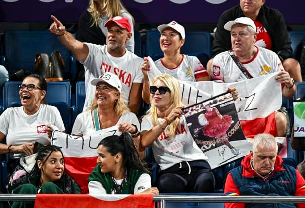 QATAR TOTALENERGIES OPEN - QUARTER-FINALS fans of Iga Swiatek of Poland during quarterfinals match against Elena Rybakina of Kazakistan during the WTA, Tennis Damen Qatar TotalEnergies Open 2025 tennis tournament at the Khalifa International Tennis Complex in Doha, Qatar, on February 13, 2025. DOHA Qatar Copyright: xNOUSHADx