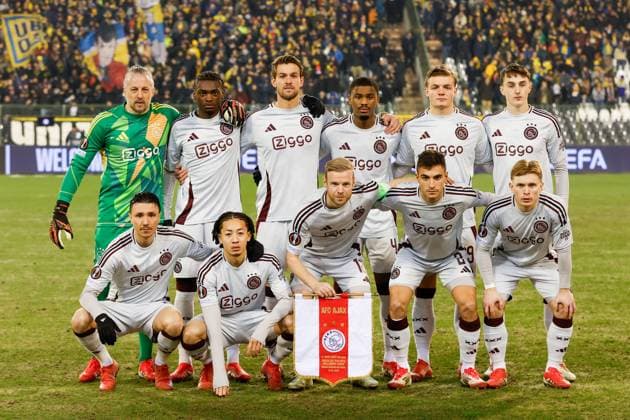 Fußball, EL, Royale Union Saint-Gilloise - Ajax Amsterdam BRUSSELS, 13-02-2025, King Boudewijn Stadium, Europa League match first leg between Union Saint Gilloise and Ajax. Teamphoto ajax with Ajax goalkeeper Remko Pasveer , Ajax player Jorthy Mokio , Ajax player Daniele Rugani , Ajax player Jorrel Hato , Ajax player Christian Rasmussen , Ajax player Youri Baas and front row; Ajax player Steven Berghuis , Ajax player Kian Fitz-Jim , Ajax player Davy Klaassen , Ajax player Luca Rosa and Ajax player Oliver Valaker Edvardsen Union Saint Gilloise - Ajax  x27844243x Copyright: