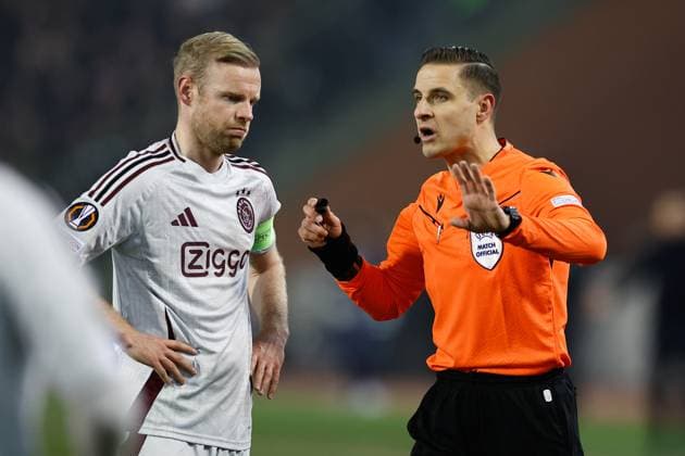 Fußball, EL, Royale Union Saint-Gilloise - Ajax Amsterdam BRUSSELS, 13-02-2025, King Boudewijn Stadium, Europa League match first leg between Union Saint Gilloise and Ajax. Referee Donatas Rumsas and Ajax player Davy Klaassen Union Saint Gilloise - Ajax  x27844305x Copyright: