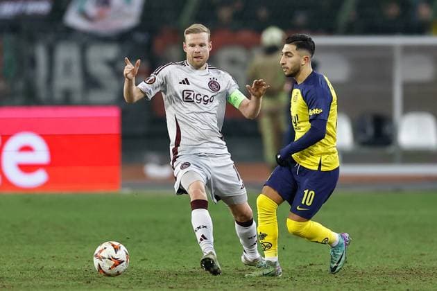 Fußball, EL, Royale Union Saint-Gilloise - Ajax Amsterdam BRUSSELS, 13-02-2025, King Boudewijn Stadium, Europa League match first leg between Union Saint Gilloise and Ajax. Union Saint-Gilloise player Anouar Ait El Hadj and Ajax player Davy Klaassen Union Saint Gilloise - Ajax  x27844395x Copyright: