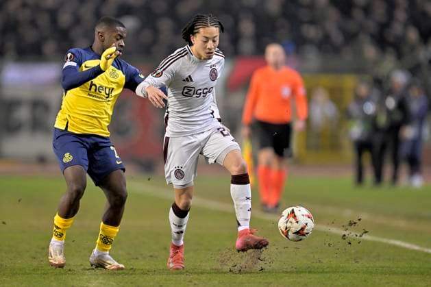Fußball, EL, Royale Union Saint-Gilloise - Ajax Amsterdam Royale Union Saint-Gilloise v AFC Ajax - UEFA Europa League BRUSSELS, BELGIUM - FEBRUARY 13 : Sadiki Noah defender of Royale Union Saint-Gilloise battles for the ball with Schuurs Perr defender of Ajax during the UEFA Europa League 2024 25 knockout phase play-off match between Royale Union Saint-Gilloise and AFC Ajax on February 13, 2025 in Brussels, Belgium, 13 02 2025 Brussels Belgium  Copyright: xSesx