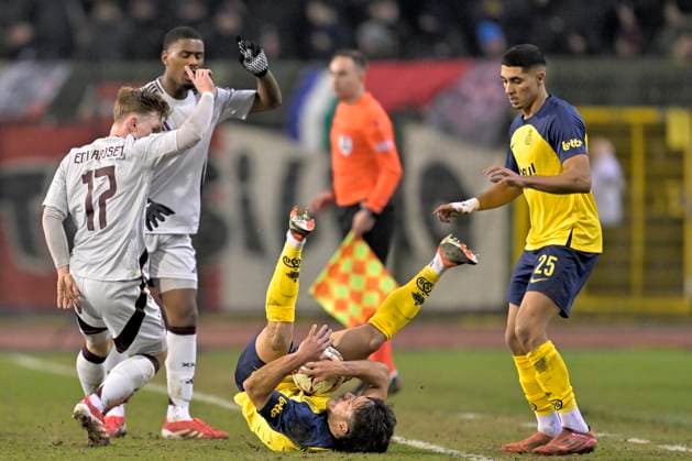 Royale Union Saint-Gilloise v AFC Ajax - UEFA Europa League BRUSSELS, BELGIUM - FEBRUARY 13 : Edarden Oliver Valaker of Ajax battles for the ball with Mac Allister Kevin defender of Royale Union Saint-Gilloise during the UEFA Europa League 2024 25 knockout phase play-off match between Royale Union Saint-Gilloise and AFC Ajax on February 13, 2025 in Brussels, Belgium, 13 02 2025 Brussels Belgium  Copyright: xSesx