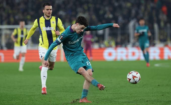 Anderlecht s Tristan Degreef fights for the ball during a soccer game between Turkish Fenerbahce SK and Belgian RSC Anderlecht, on Thursday 13 February 2025 in Istanbul, Turkey, the first leg of the Knockout phase play-offs of the UEFA Europa League competition. VIRGINIExLEFOUR  x112378133x