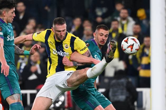 Fenerbahce v RSC Anderlecht - UEFA Europa League ISTANBUL, TURKEY - FEBRUARY 13 : Milan Skriniar defender of Fenerbahce and Dendoncker Leander defender of RSC Anderlecht in action during the UEFA Europa League 2024 25 knockout phase play-off match first round between Fenerbahce and RSC Anderlecht on February 13, 2025 in Istanbul, Turkey, 13 02 2025 Istanbul Turkey  Copyright: xVincentxKalutx