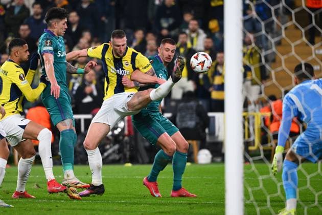 Fußball, EL, Fenerbahce Istanbul - RSC Anderlecht Fenerbahce v RSC Anderlecht - UEFA Europa League ISTANBUL, TURKEY - FEBRUARY 13 : Milan Skriniar defender of Fenerbahce and Dendoncker Leander defender of RSC Anderlecht in action during the UEFA Europa League 2024 25 knockout phase play-off match first round between Fenerbahce and RSC Anderlecht on February 13, 2025 in Istanbul, Turkey, 13 02 2025 Istanbul Turkey  Copyright: xVincentxKalutx