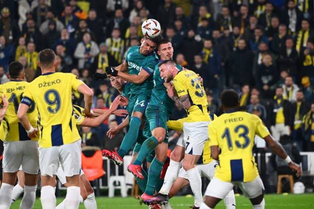 Fußball, EL, Fenerbahce Istanbul - RSC Anderlecht Fenerbahce v RSC Anderlecht - UEFA Europa League ISTANBUL, TURKEY - FEBRUARY 13 : Dendoncker Leander defender of RSC Anderlecht, Adryelson defender of RSC Anderlecht and Milan Skriniar defender of Fenerbahce in action during the UEFA Europa League 2024 25 knockout phase play-off match first round between Fenerbahce and RSC Anderlecht on February 13, 2025 in Istanbul, Turkey, 13 02 2025 Istanbul Turkey  Copyright: xVincentxKalutx