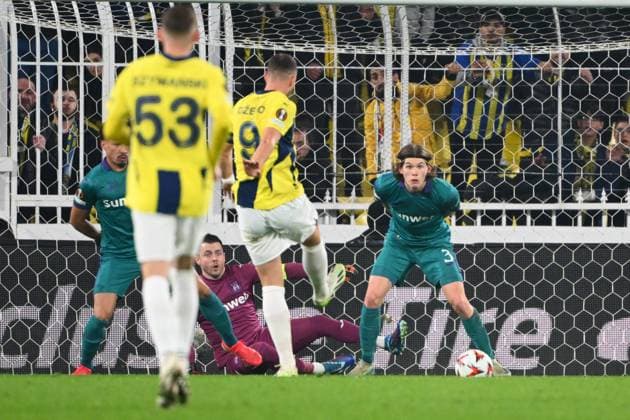Fenerbahce v RSC Anderlecht - UEFA Europa League ISTANBUL, TURKEY - FEBRUARY 13 : Edin Dzeko forward of Fenerbahce scoring a goal, Hey Boel Lucas defender of RSC Anderlecht, Coosemans Colin goalkeeper of RSC Anderlecht during the UEFA Europa League 2024 25 knockout phase play-off match first round between Fenerbahce and RSC Anderlecht on February 13, 2025 in Istanbul, Turkey, 13 02 2025 Istanbul Turkey  Copyright: xVincentxKalutx