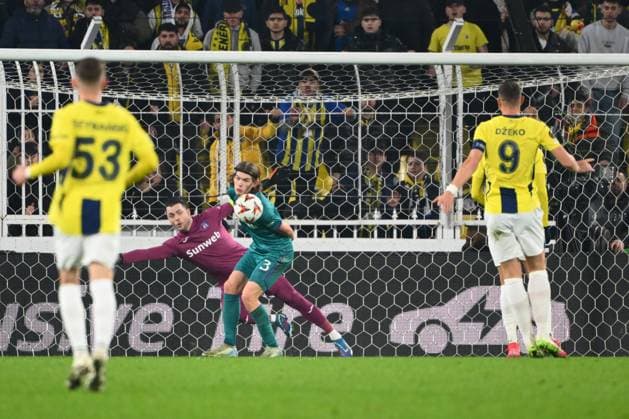 Fenerbahce v RSC Anderlecht - UEFA Europa League ISTANBUL, TURKEY - FEBRUARY 13 : Edin Dzeko forward of Fenerbahce scoring a goal, Hey Boel Lucas defender of RSC Anderlecht, Coosemans Colin goalkeeper of RSC Anderlecht during the UEFA Europa League 2024 25 knockout phase play-off match first round between Fenerbahce and RSC Anderlecht on February 13, 2025 in Istanbul, Turkey, 13 02 2025 Istanbul Turkey  Copyright: xVincentxKalutx