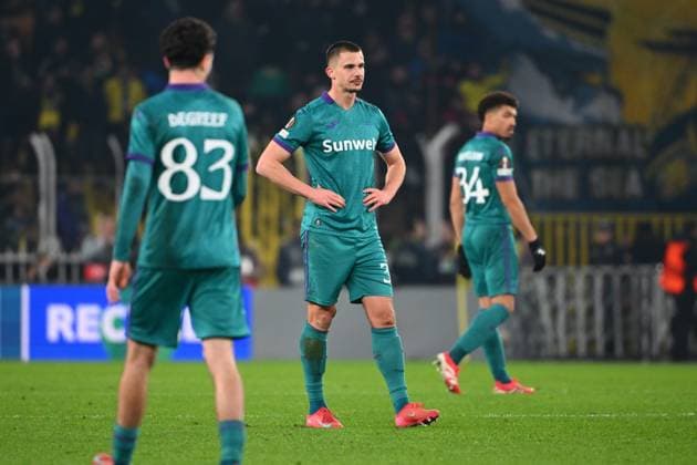Fenerbahce v RSC Anderlecht - UEFA Europa League ISTANBUL, TURKEY - FEBRUARY 13 : Dendoncker Leander defender of RSC Anderlecht dejected after an opponent s goal during the UEFA Europa League 2024 25 knockout phase play-off match first round between Fenerbahce and RSC Anderlecht on February 13, 2025 in Istanbul, Turkey, 13 02 2025 Istanbul Turkey  Copyright: xVincentxKalutx
