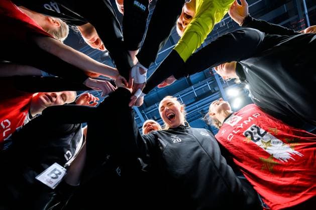 Sport Themen der Woche KW07 Sport Bilder des Tages Handball: Bundesliga Frauen, HB Ludwigsburg - Buxtehuder SV die Mannschaft von Ludwigsburg, Sofia Hvenfelt (Ludwigsburg) Jubel Freude Emotion Ludwigsburg MHP Arena Baden-Württemberg Deutschland *** Handball Bundesliga Women, HB Ludwigsburg Buxtehuder SV the team from Ludwigsburg, Sofia Hvenfelt Ludwigsburg Jubel Freude Emotion Ludwigsburg MHP Arena Baden Württemberg Germany