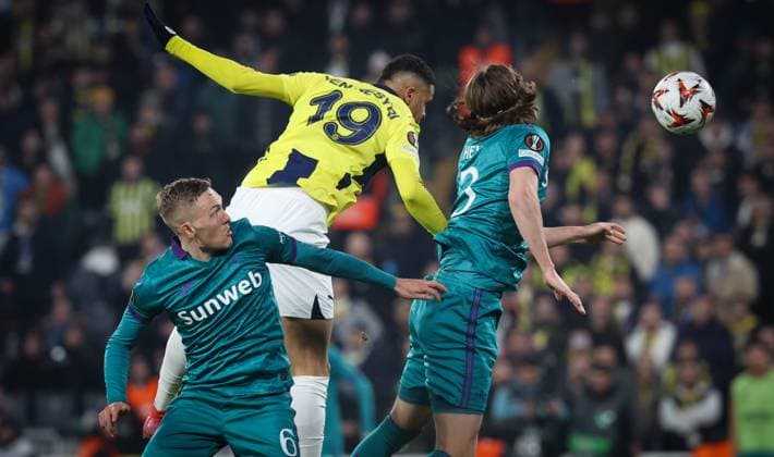Anderlecht s Ludwig Augustinsson, Fenerbahce s Youssef En-Nesyri and Anderlecht s Lucas Hey fight for the ball during a soccer game between Turkish Fenerbahce SK and Belgian RSC Anderlecht, on Thursday 13 February 2025 in Istanbul, Turkey, the first leg of the Knockout phase play-offs of the UEFA Europa League competition. VIRGINIExLEFOUR  x112381307x
