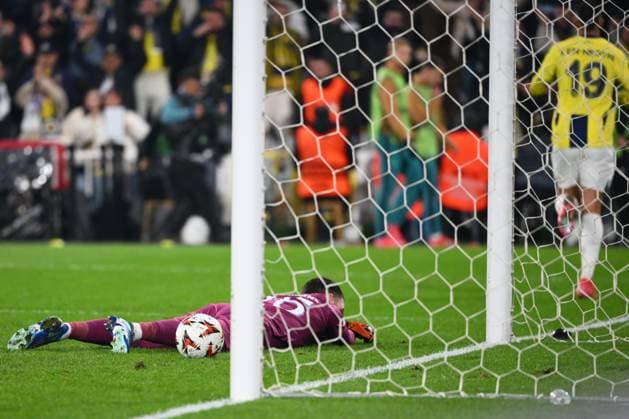 Fenerbahce v RSC Anderlecht - UEFA Europa League ISTANBUL, TURKEY - FEBRUARY 13 : Coosemans Colin goalkeeper of RSC Anderlecht dejected after an opponent s third goal during the UEFA Europa League 2024 25 knockout phase play-off match first round between Fenerbahce and RSC Anderlecht on February 13, 2025 in Istanbul, Turkey, 13 02 2025 Istanbul Turkey  Copyright: xVincentxKalutx