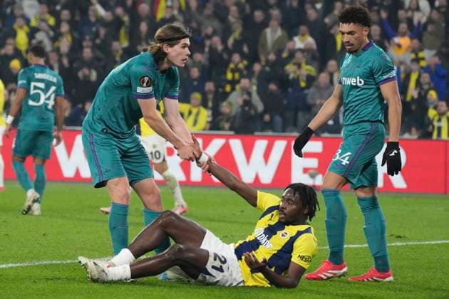 Bright Osayi Samuel (R)of Fenerbahce SK and Lucas Hey (L) Adryelson Rodrigues (34) of RSC Anderlecht battle for the ball during the UEFA Europa League 2024 25 League Knockout Play-off First Leg match between Fenerbahce SK and RSC Anderlecht at on February 13, 2025 in Istanbul, Turkey. Istanbul Turkey Copyright: xSeskimphotox FBahce-Anderlecht_13225 (78)