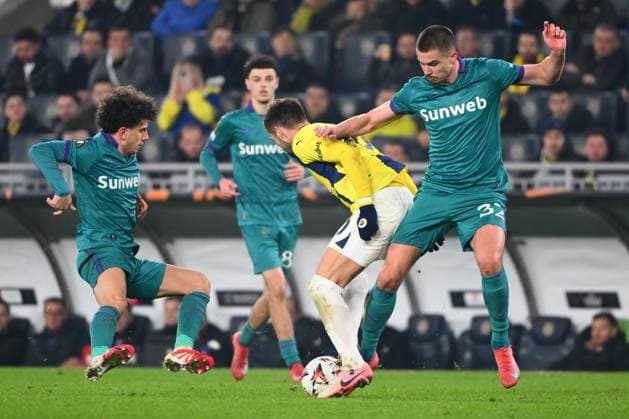 Fenerbahce v RSC Anderlecht - UEFA Europa League ISTANBUL, TURKEY - FEBRUARY 13 : Dusan Tadic forward of Fenerbahce and Dendoncker Leander defender of RSC Anderlecht in action during the UEFA Europa League 2024 25 knockout phase play-off match first round between Fenerbahce and RSC Anderlecht on February 13, 2025 in Istanbul, Turkey, 13 02 2025 Istanbul Turkey  Copyright: xVincentxKalutx