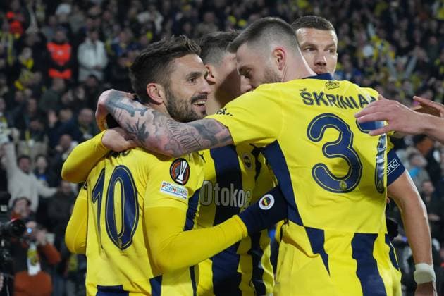 Dusan Tadic (10) of Fenerbahce SK celebrates after scoring the first goal of his team with teammates during the UEFA Europa League 2024 25 League Knockout Play-off First Leg match between Fenerbahce SK and RSC Anderlecht at on February 13, 2025 in Istanbul, Turkey. Istanbul Turkey Copyright: xSeskimphotox FBahce-Anderlecht_13225 (53)