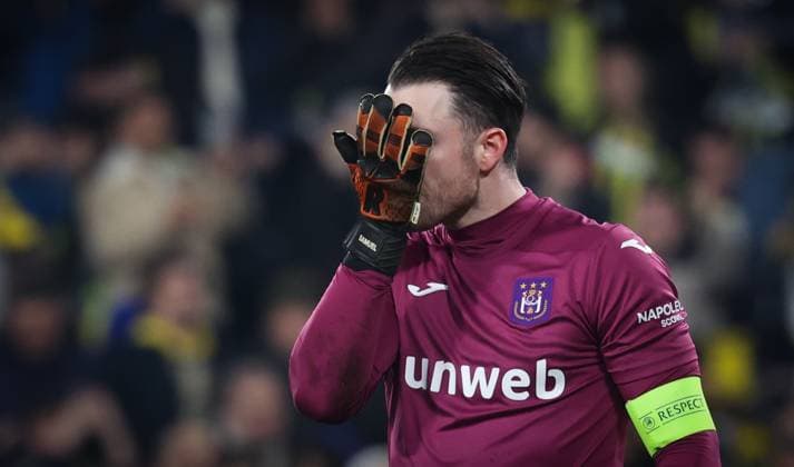 Anderlecht s goalkeeper Colin Coosemans looks dejected during a soccer game between Turkish Fenerbahce SK and Belgian RSC Anderlecht, on Thursday 13 February 2025 in Istanbul, Turkey, the first leg of the Knockout phase play-offs of the UEFA Europa League competition. VIRGINIExLEFOUR  x112382108x