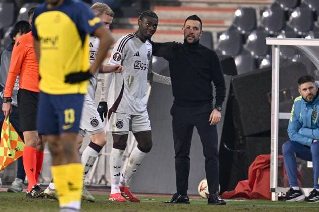 250213 Royale Union Saint-Gilloise vs Ajax Amsterdam Jorthy Mokio (31) of Ajax celebrates with Head Coach Francesco Farioli of Ajax after scoring the 0-2 goal during the Knock out phase - game in the Uefa Europa League season 2024-2025 between Royale Union Saint-Gilloise and Ajax Amsterdam from The Netherlands on February 13 , 2025 in Brussel, Belgium. (Photo by David Catry Isosport) Brussel Belgium  Copyright: xDavidxCatryx 20250213DC1_5021