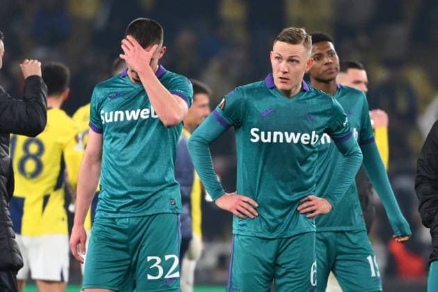 Fenerbahce v RSC Anderlecht - UEFA Europa League ISTANBUL, TURKEY - FEBRUARY 13 : Augustinsson Ludwig defender of RSC Anderlecht, Dendoncker Leander defender of RSC Anderlecht dejected after the game during the UEFA Europa League 2024 25 knockout phase play-off match first round between Fenerbahce and RSC Anderlecht on February 13, 2025 in Istanbul, Turkey, 13 02 2025 Istanbul Turkey  Copyright: xVincentxKalutx