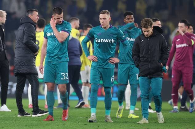 Anderlecht s Leander Dendoncker and Anderlecht s Ludwig Augustinsson looks dejected after losing a soccer game between Turkish Fenerbahce SK and Belgian RSC Anderlecht, on Thursday 13 February 2025 in Istanbul, Turkey, the first leg of the Knockout phase play-offs of the UEFA Europa League competition. VIRGINIExLEFOUR  x112384134x