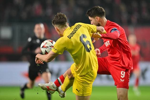 Fußball, EL, FC Twente Enschede - FK Bodo Glimt ENSCHEDE, Stadium Grolsch Veste, 13-02-2025 , season 2024 2025 , Europa League during the match Twente - Bodo Glimt, Bodo Glimt player Jostein Gundersen, FC Twente player Ricky van Wolfswinkel Twente - Bodo Glimt  x27846062x Copyright:
