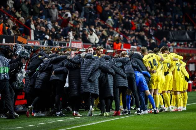 Fußball, EL, FC Twente Enschede - FK Bodo Glimt ENSCHEDE - Players of Bodo Glimt during the Europa League playoff match between FC Twente and Bodo Glimt at Stadion De Grolsch Veste on Feb. 13, 2025 in Enschede, Netherlands. ANP VINCENT JANNINK UEFA Europa League 2024 25 League Knockout Play-off First Leg 2024 25 xVIxANPxSportx xxANPxIVx 519905599 originalFilename: 519905599.jpg