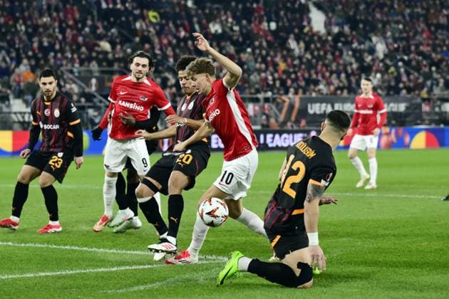 ALKMAAR - (l-r) Gabriel Sara of Galatasaray SK, Sven Mijnans of AZ Alkmaar, Abdulkerim Bardakci of Galatasaray SK during the Europa League playoff match between AZ Alkmaar and Galatasaray SK at AFAS stadium on Feb. 13, 2025 in Alkmaar, Netherlands. ANP OLAF KRAAK UEFA Europa League 2024 25 League Knockout Play-off First Leg 2024 25 xVIxANPxSportx xxANPxIVx 519905720 originalFilename: 519905720.jpg