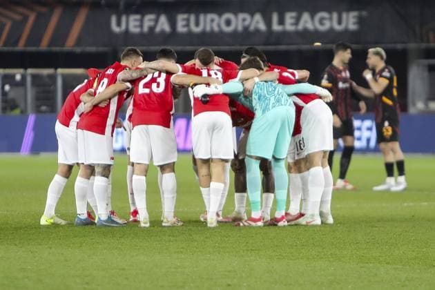 ALKMAAR - 13-02-2025, AFAS Stadium. UEFA Europa League, season 2024 2025 during the match AZ - Galatasaray. AZ players in the huddle AZ - Galatasaray  x27846087x Copyright: