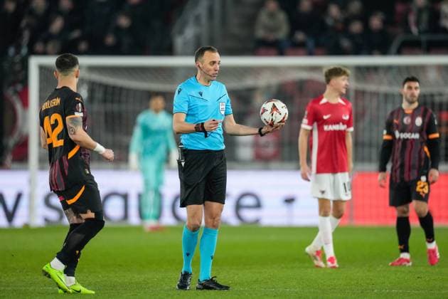 2025-02-13 AZ v Galatasaray - UEFA Europa League 2024 25 League Knockout Play-off First Leg ALKMAAR, NETHERLANDS - FEBRUARY 13: Referee Joao Pinheiro holds the ball during a UEFA Europa League 2024 25 League Knockout Play-off First Leg match between AZ and Galatasaray at AFAS Stadion on February 13, 2025 in Alkmaar, Netherlands. Alkmaar AFAS Stadion Netherlands Content not available for redistribution in The Netherlands directly or indirectly through any third parties. Copyright: xEdxvanxdexPolx