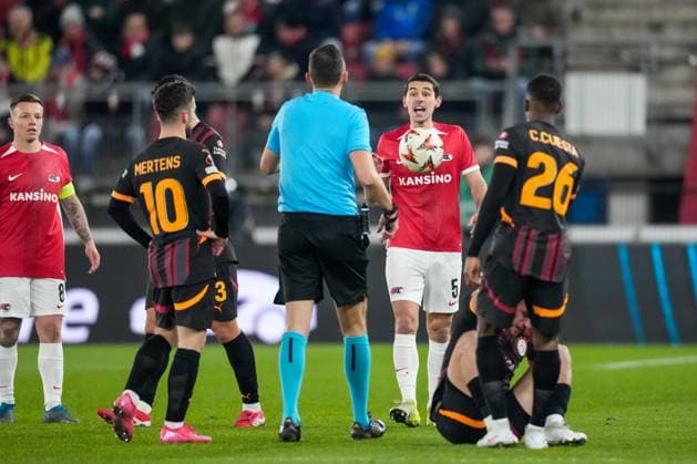 2025-02-13 AZ v Galatasaray - UEFA Europa League 2024 25 League Knockout Play-off First Leg ALKMAAR, NETHERLANDS - FEBRUARY 13: Alexandre Penetra of AZ talks to Referee Joao Pinheiro during a UEFA Europa League 2024 25 League Knockout Play-off First Leg match between AZ and Galatasaray at AFAS Stadion on February 13, 2025 in Alkmaar, Netherlands. Alkmaar AFAS Stadion Netherlands Content not available for redistribution in The Netherlands directly or indirectly through any third parties. Copyright: xEdxvanxdexPolx