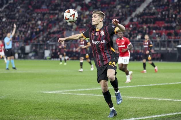 ALKMAAR, 13-02-2025, AFAS Stadium, UEFA Europa League, season 2024 2025. Match between AZ - Galatasaray. Galatasaray player Elias Jelert AZ - Galatasaray  x27846124x Copyright: