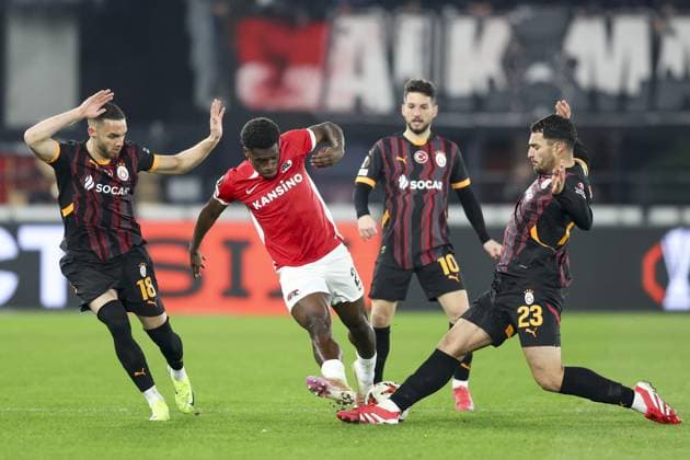 ALKMAAR, 13-02-2025, AFAS Stadium, UEFA Europa League, season 2024 2025. Match between AZ - Galatasaray. (L-R) Galatasaray player Berkan Kutlu, AZ player Ernest Poku and Galatasaray player Kaan Ayhan AZ - Galatasaray  x27846128x Copyright: