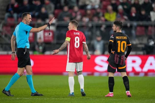 2025-02-13 AZ v Galatasaray - UEFA Europa League 2024 25 League Knockout Play-off First Leg ALKMAAR, NETHERLANDS - FEBRUARY 13: Jordy Clasie of AZ and Dries Mertens of Galatasaray talks to Referee Joao Pinheiro during a UEFA Europa League 2024 25 League Knockout Play-off First Leg match between AZ and Galatasaray at AFAS Stadion on February 13, 2025 in Alkmaar, Netherlands. Alkmaar AFAS Stadion Netherlands Content not available for redistribution in The Netherlands directly or indirectly through any third parties. Copyright: xEdxvanxdexPolx