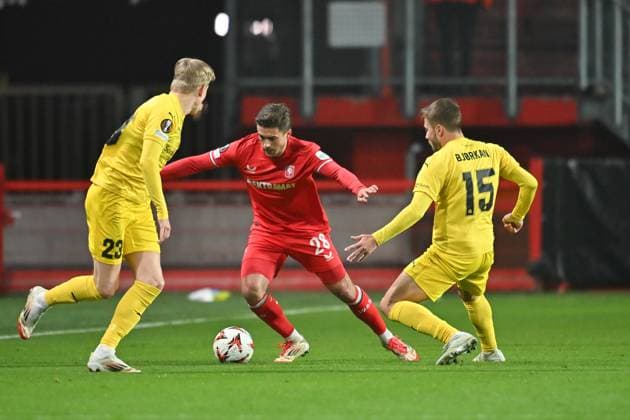 Fußball, EL, FC Twente Enschede - FK Bodo Glimt ENSCHEDE, Stadium Grolsch Veste, 13-02-2025 , season 2024 2025 , Europa League during the match Twente - Bodo Glimt, Bodo Glimt player Jens Petter Hauge, FC Twente player Bart van Rooij, Bodo Glimt player Frederik Andre Bjorkan Twente - Bodo Glimt  x27846153x Copyright: