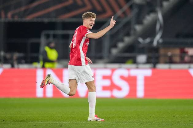 2025-02-13 AZ v Galatasaray - UEFA Europa League 2024 25 League Knockout Play-off First Leg ALKMAAR, NETHERLANDS - FEBRUARY 13: Sven Mijnans of AZ celebrates after scoring his teams first goal during a UEFA Europa League 2024 25 League Knockout Play-off First Leg match between AZ and Galatasaray at AFAS Stadion on February 13, 2025 in Alkmaar, Netherlands. Alkmaar AFAS Stadion Netherlands Content not available for redistribution in The Netherlands directly or indirectly through any third parties. Copyright: xEdxvanxdexPolx