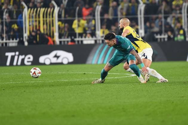 Sofyan Amrabat (34) of Fenerbahce SK and Luis Vasquez (20) of RSC Anderlecht battle for the ball during the UEFA Europa League 2024 25 League Knockout Play-off First Leg match between Fenerbahce SK and RSC Anderlecht at on February 13, 2025 in Istanbul, Turkey. Istanbul Turkey Copyright: xSeskimphotox FBahce-Anderlecht_13225 (108)
